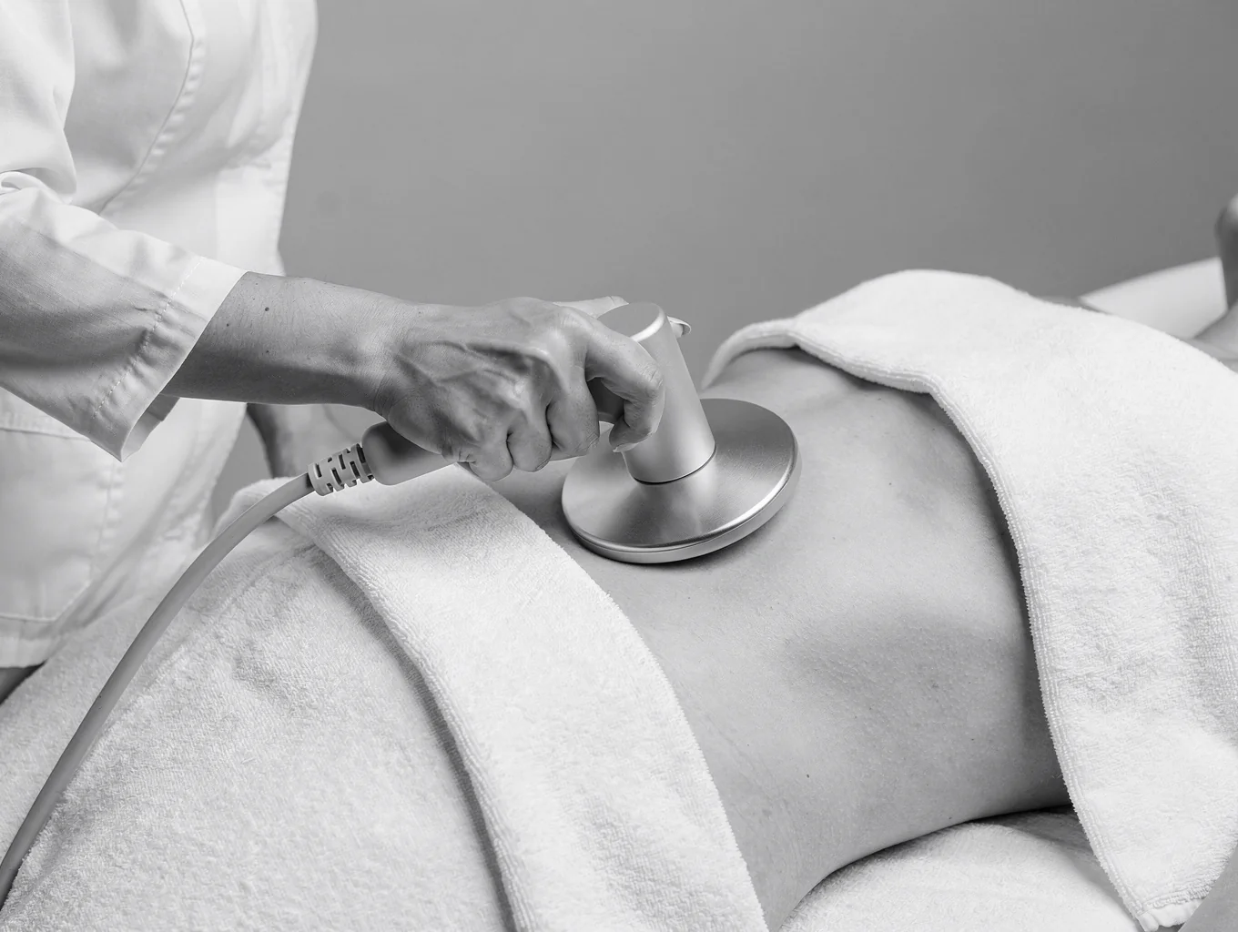 Clinical cavitation abdomen treatment with handpiece